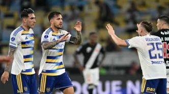 Leandro Paredes y sus compañeros de Boca Juniors celebran efusivamente un gol en el Estadio Maracaná ante Vasco da Gama.