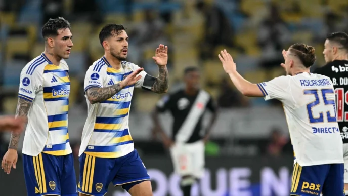 Leandro Paredes y sus compañeros de Boca Juniors celebran efusivamente un gol en el Estadio Maracaná ante Vasco da Gama.