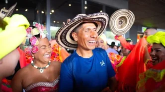 Nairo Quintana sonriendo con sombrero vueltiao rodeado de bailarines tradicionales en Cartagena.