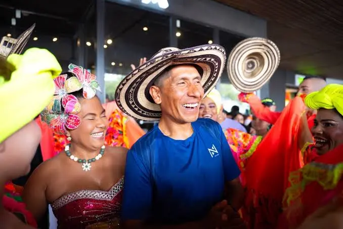 Nairo Quintana sonriendo con sombrero vueltiao rodeado de bailarines tradicionales en Cartagena.