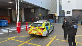 Agentes de policía custodian el cordón policial en la entrada del centro comercial Angel Central de Londres tras el tiroteo.