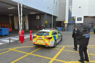 Agentes de policía custodian el cordón policial en la entrada del centro comercial Angel Central de Londres tras el tiroteo.