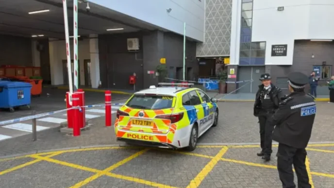 Agentes de policía custodian el cordón policial en la entrada del centro comercial Angel Central de Londres tras el tiroteo.