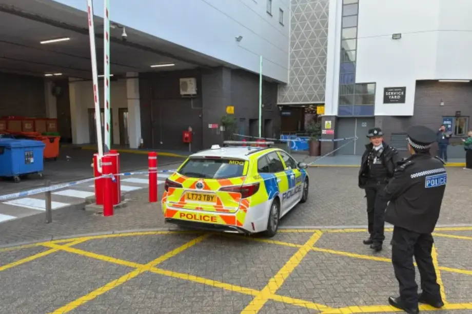 Agentes de policía custodian el cordón policial en la entrada del centro comercial Angel Central de Londres tras el tiroteo.